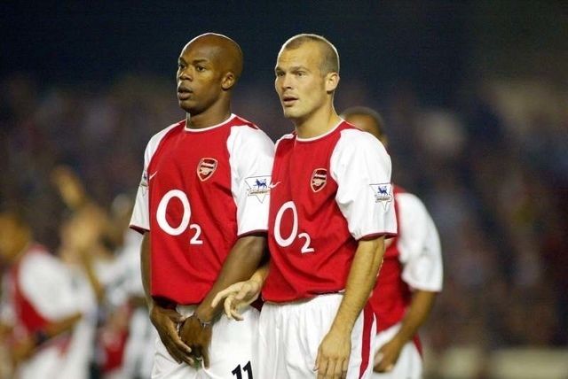 Arsenal midfielders Sylvain Wiltord and Freddie Ljungberg form a defensive wall for a free kick Arsenal v Newcastle Highbury Premiership 2003/2004 Football 26/09/2003 Photo: Jed Leicester © Sporting Pictures (UK) Ltd www.sportingpictures.com Tel: +44 (0)20 7405 4500 Fax: +44 (0)20 7831 7991 Mandatory Credit: Action Images / Sporting Pictures