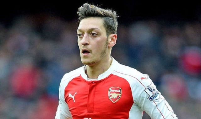 Ozil bi trebao napustiti Arsenal i pridružiti se Barceloni