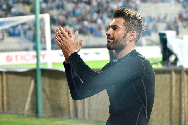 Adrian Mutu, de la Petrolul Ploiesti, saluta suporterii la finalul meciului contra CS Universitatea Craiova, meci din cadrul etapei a 5-a a Ligii I la fotbal, duminica 24 august 2014, la Craiova.  BOGDAN DANESCU / MEDIAFAX FOTO