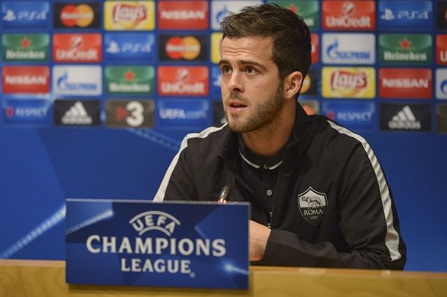 BARCELONA, SPAIN - NOVEMBER 23: Player of AS Roma Miralem Pjanic attends a press conference on November 23, 2015 in Barcelona, Spain. (Photo by Luciano Rossi/AS Roma via Getty Images)