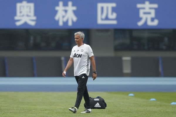 Jose+Mourinho+Manchester+United+Pre+game+Training+xKieM0G5Tx2l